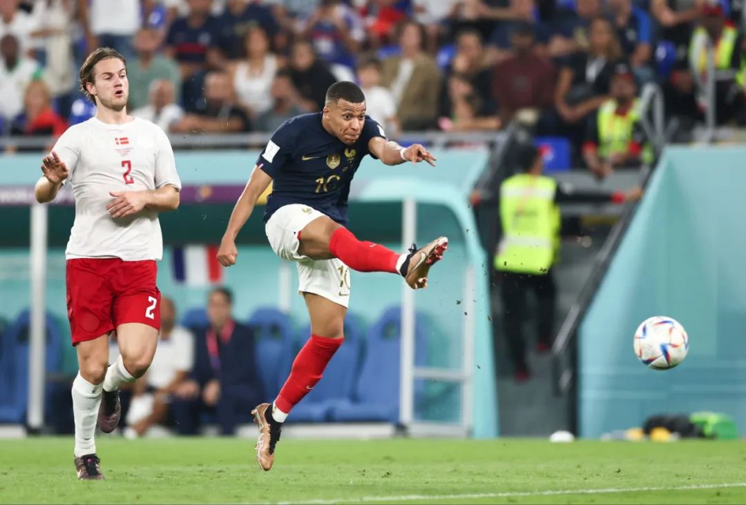 拜仁慕尼黑莱万多夫斯基帽子戏法