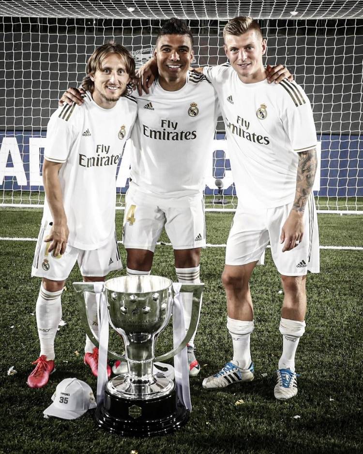 记者：拜仁考虑通过引进巴莱巴以顶替去向未明的格雷茨卡