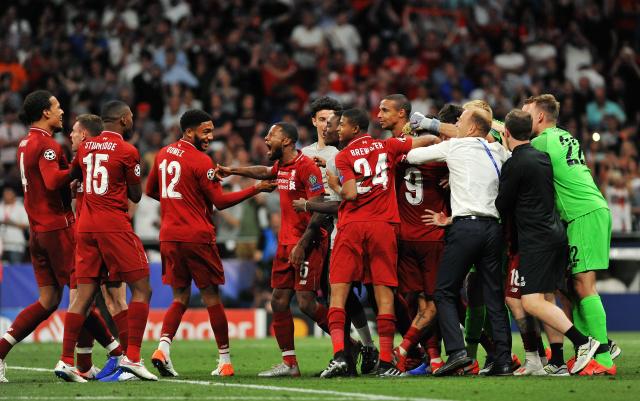 曼联因巴塞罗那关注而面临挑战，加布里埃尔被多家俱乐部关注，但曼联尽力留住他。